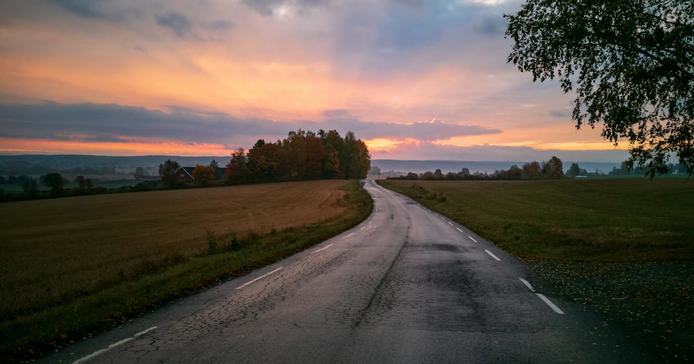 An empty rural road at sunrise, symbolizing the first week of a new smoke-free start